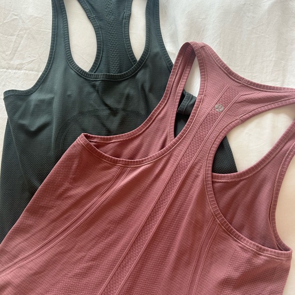 Set of 2 Lululemon tanks - Picture 2 of 2